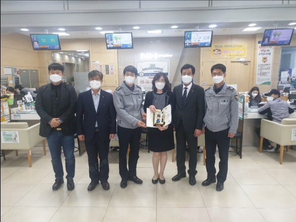은어송지점  유순오 주임 보이스피싱 5천여 만원의 피해 예방해 대전동부경찰서장으로부터 표창장 수여받아
