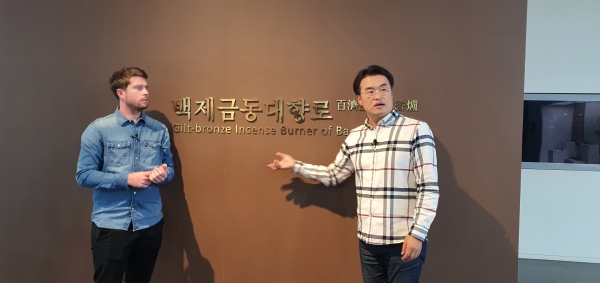 최태성 강사 부여 홍보 유튜브 영상 촬영 장면(국립부여박물관)