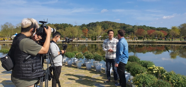 최태성 강사 부여 홍보 유튜브 영상 촬영 장면(궁남지)