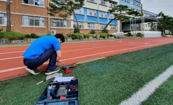 운동장 유해 물질 검출 학교 친환경 운동장으로 교체.