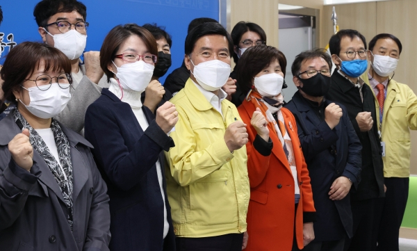 간담회장에서 기념촬영 하는 모습