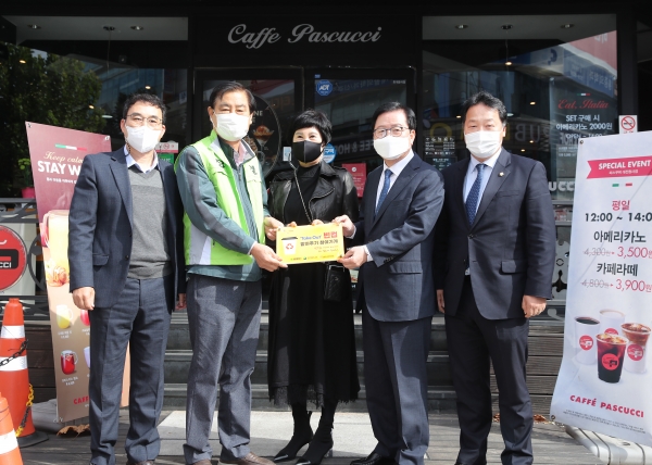 장종태 서구청장이 3일 월평2동으로 ‘행복동행 동네마실’ 참여 모습