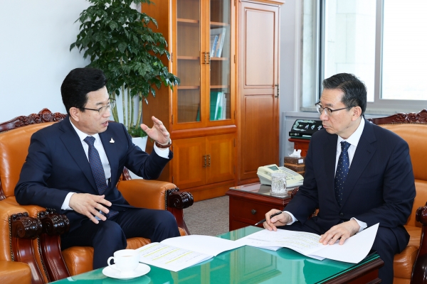 허태정 대전시장이 3일 국회 정성호 예결위원장을 만나 각종 국비 지원을 요청했다.