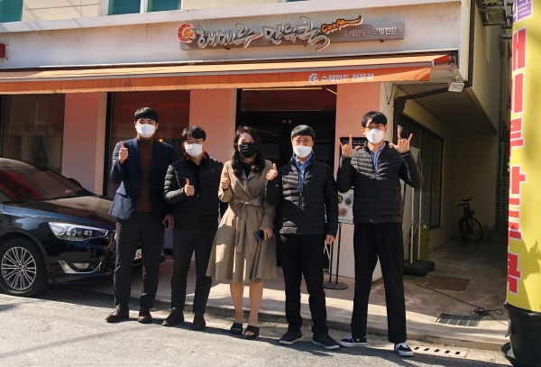 숨은 맛집 챌린지에 참여 중인 공단 직원들