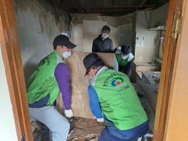 천안 사랑의 동행 자원봉사단 프로젝트, 15개 연합 봉사단이 고령화 지역을 찾아 취약계층 주거 개선 모습