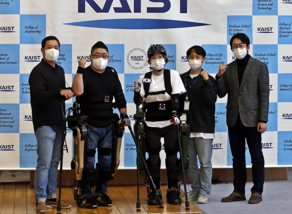 사이배슬론 출전 선수와 연구진.