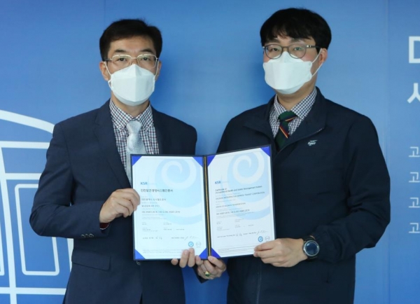 대전도시철도공사 김규중 안전관리팀장(왼쪽)과 남국현 과장(오른쪽)이 ISO 450001인증서와 함께 기념사진을 촬영하고 있다.