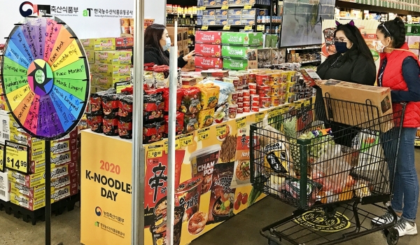미국 유통매장 K-라면 특별판촉 현장사진