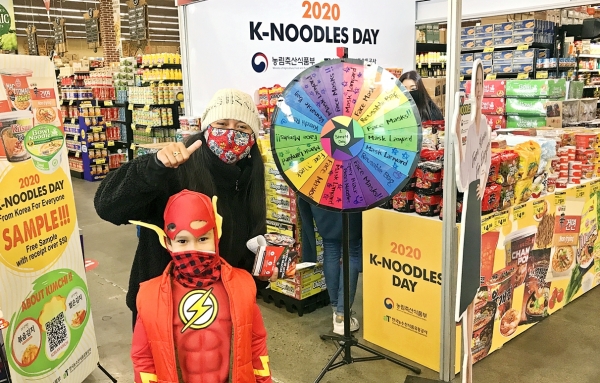 미국 유통매장 K-라면 특별판촉 현장사진