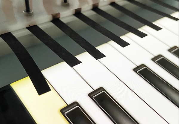 스마트폰 피아노 어플리케이션 위에서 음악을 연주하는 인공손가락.