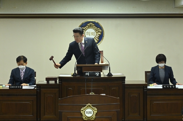 대전 중구의회 김연수 의장이 의사봉을 두드리고 있다.