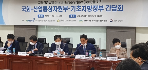 4일 국회의원회관에서 김홍장 당진시장이 법·제도 개선방안을 발표하고 있다.