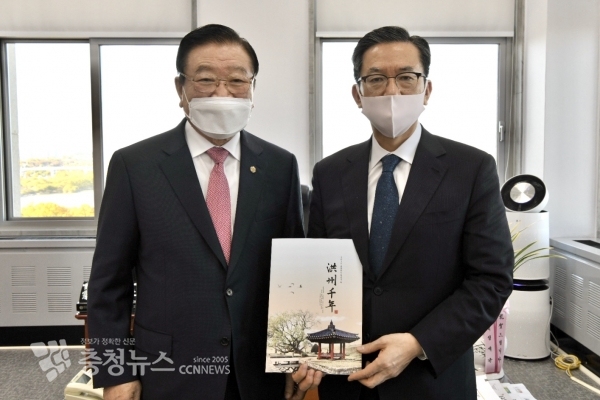 왼쪽부터 김석환 홍성군수 정성호 예결위원장