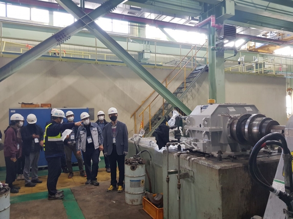 태안 4호기 발전설비 계획예방정비공사 현장에서 설비담당자가 중소기업 관계자를 대상으로 국산화 대상 설비에 대한 설명을 하고 있다.