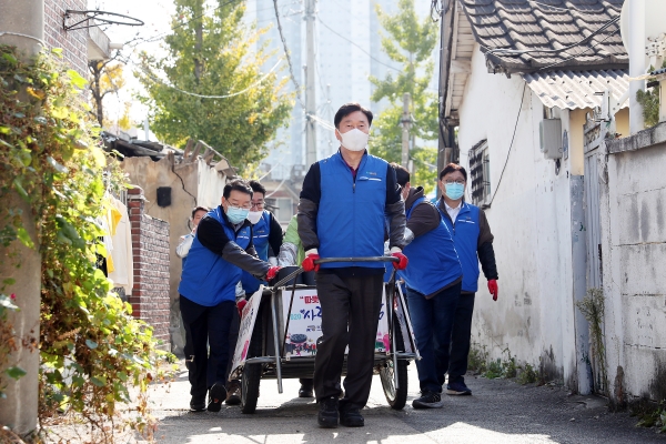 김상균 이사장(중앙)이 5일(목) 대전 동구에서 취약계층에게 2020 사랑의 연탄나눔봉사를 시행하고 있다.