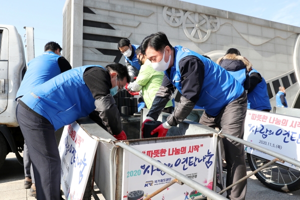 김상균 이사장(우측)이 5일 대전 동구에서 취약계층에게 2020 사랑의 연탄나눔봉사를 시행하고 있다.