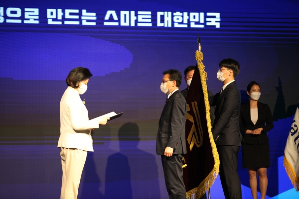 지난4일 서울 중소기업중앙회에서 열린 ‘2020년 동반성장주간 기념식’에서 대통령상을 수상하고 있다.