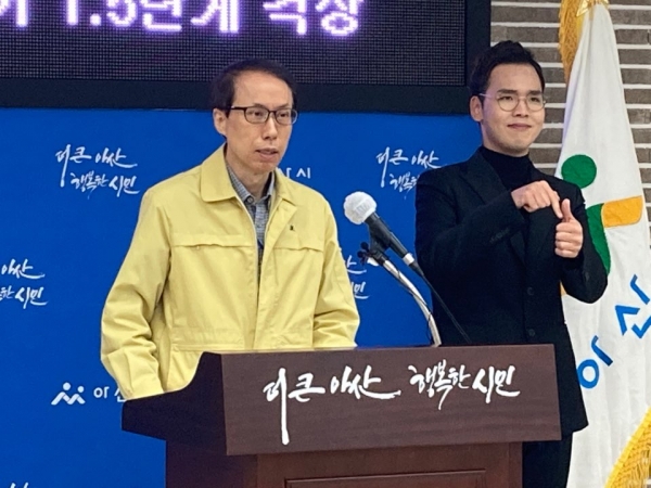 5일 오전 아산시청 브리핑룸에서 윤찬수 부시장이 사회적거리두기 1.5단계 격상에 따른 긴급 비대면 브리핑 실시