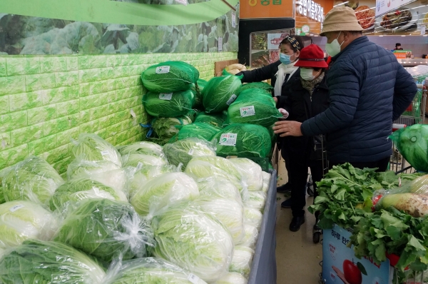 마트에서 김장재료를 쇼핑 중인 소비자 사진