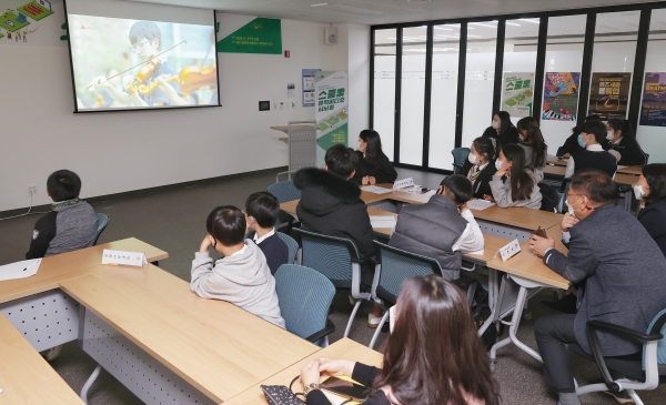 스쿨락 뮤직비디오 작품 시사회.