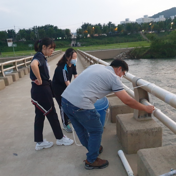 지난 4일 유성구 전민동 하수처리장 앞에서 대덕고등학교와 ‘갑천 플로깅’행사를 진행