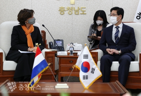 왼쪽부터  요아나 도너바르트 주한네덜란드 대사, 양승조 충남도지사