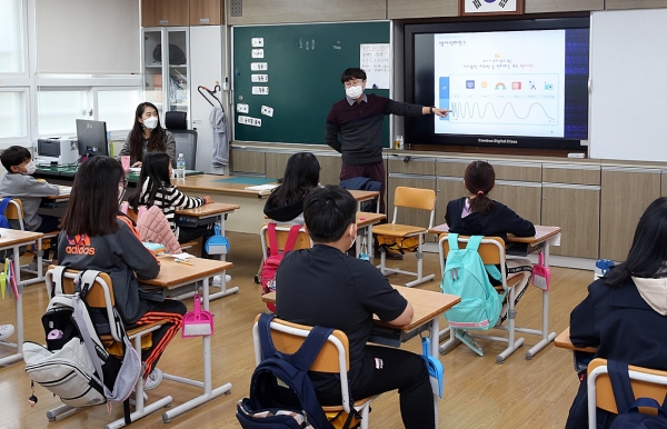 원자력연 박준규 선임연구원이 감포초등학교 4학년 학생들에게 방사선과 물질 과학을 주제로 강연하고 있다.