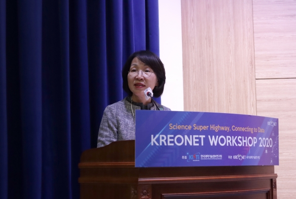 KISTI 최희윤 원장이 KREONET 워크숍에서 환영사를 하고 있다.