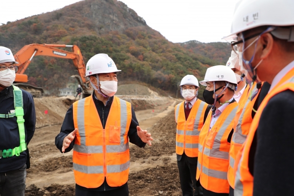김인식 사장은 6일 공사 사업현장을 점검하고 안전을 최우선으로 삼아 안전한 작업환경 조성을 위해 최선을 다하겠다고 말했다