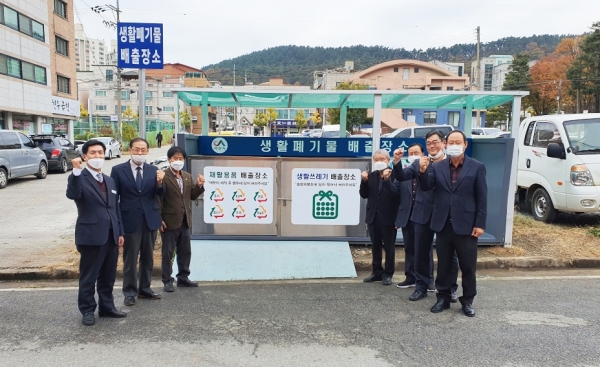 부춘동(동장 김영중)이 주민자치위원회(위원장 김영준)와 함께 생활쓰레기로 몸살을 앓고 있는 유심정 일원 쓰레기 배출장소 환경을 대대적으로 개선