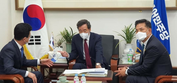 허태정 대전시장(왼쪽)은 6일 더불어민주당 박영순 대전시당위원장과 함께 민주당 이낙연 대표를 만나 중기부 대전 잔류를 위한 당 차원의 지원을 요청했다.