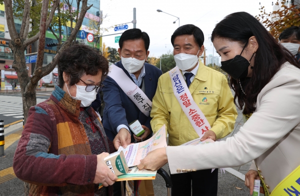 황인호 동구청장이 참여자들과 홍보 캠페인을 전개하고 있다.