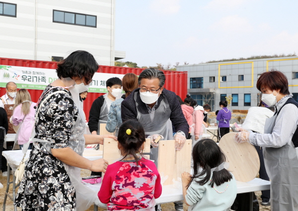 지난 7일 인아트 잔디광장에서 ‘가족과 함께 하는 DIY가구 만들기 행사’가 진행되고 있는 가운데 정용래 유성구청장이 참여 가족과 함께 라운드 테이블을 만들고 있다