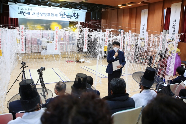지난 8일 맹정호 서산시장 박첨지놀이전수관에서 열린 서산무형문화재 한마당에서 인사말씀 장면