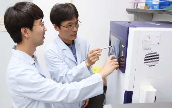 (왼쪽부터) 유전자교정연구센터 김대식 박사와 김용삼 박사.