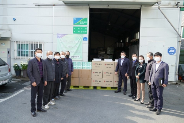 9일 영농회장 및 회원들이 참석한 가운데 마스크와 약 먹는 달력 전달