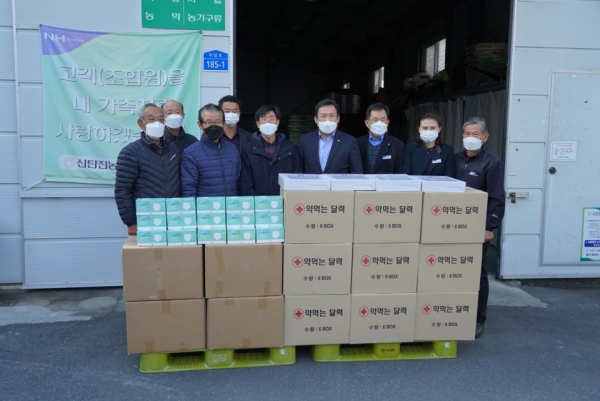 9일 영농회장 및 회원들이 참석한 가운데 마스크와 약 먹는 달력 전달