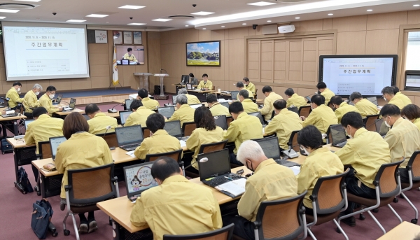지난 9일 시청 대백제실에서 열린 주간업무보고회 모습