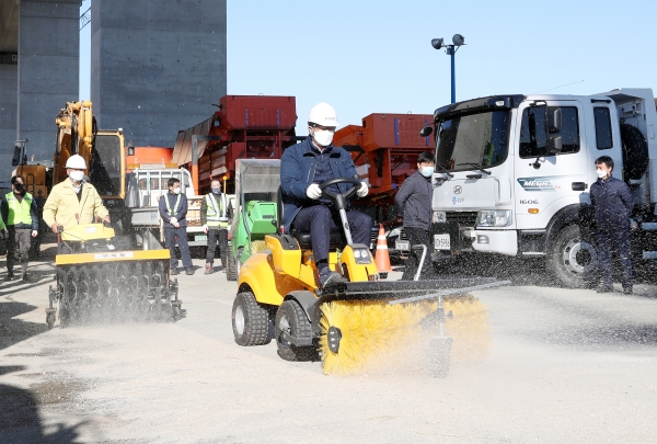 10일 오전 외삼동 제설자재보관소를 방문한 정용래 유성구청장이 겨울철 제설대책 준비상황을 점검하고 제설장비 시연