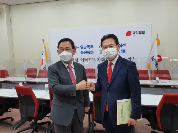 (왼쪽부터)주호영 국민의힘 원내대표, 장동혁 국민의힘 대전시당위원장