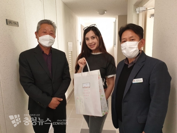 베네수엘라에서 시집을 와 최근 첫째를 낳고 출산 축하 선물꾸러미를 받은 베로니카씨(가운데)