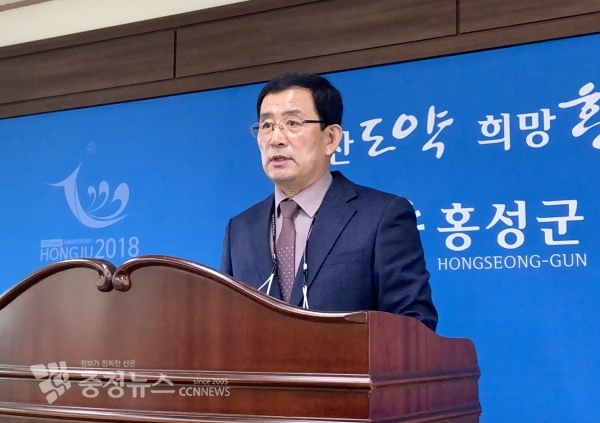 이병임 환경과장이 11일 가축분뇨 공공처리시설 설치 관련 계획을 설명하고 있다.