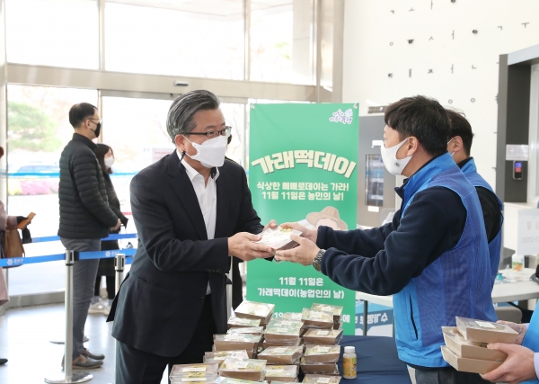 11일 오전 유성구청 로비에서 이동한 부구청장과 조남석 유성구공무원노동조합 위원장이 직원들에게 가래떡을 전달하고 있다.