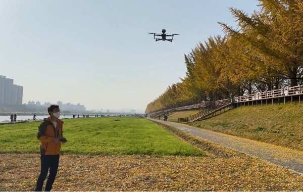 드론을 활용해 코로나19 예방 캠페인을 펼치고 있다.