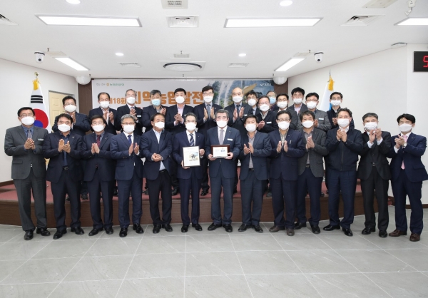 지역농업발전 선도인상 수상하는 김동일 보령시장