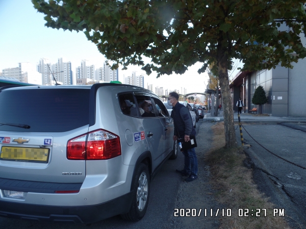 대중교통 이용자와 종사자들을 대상으로 올바른 마스크 착용에 대한 계도활동을 펼치고 있다.