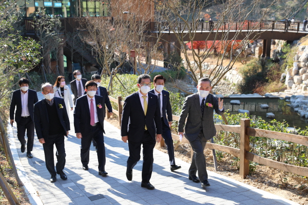 이창재(앞줄 좌측 두 번째) 한국산림복지진흥원장이 12일 전남 나주시 금성산로 국립나주숲체원 대강당에서 열린 나주숲체원 개원식에서 참석한 관계자들과 시설을 둘러보고 있다