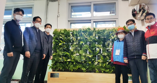 수직정원 설치 모습.