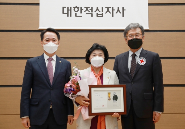 (왼쪽부터) 권중순 의장, 박혜련 의원, 정상철 적십자 대전세종지사장