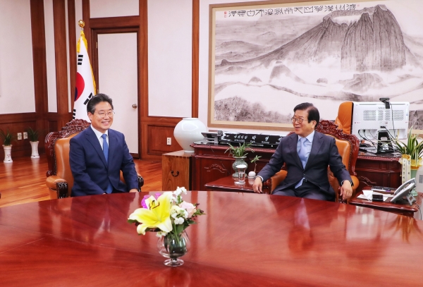 김 시장, 지난 12일 박병석 국회의장을 방문해 국비 증액의 필요성 건의 모습